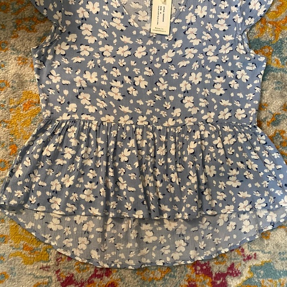SOLD! NEW! Sim & Sam Dusty Blue Floral V-Neck Capped Sleeve Peplum Top M - Picture 9 of 15